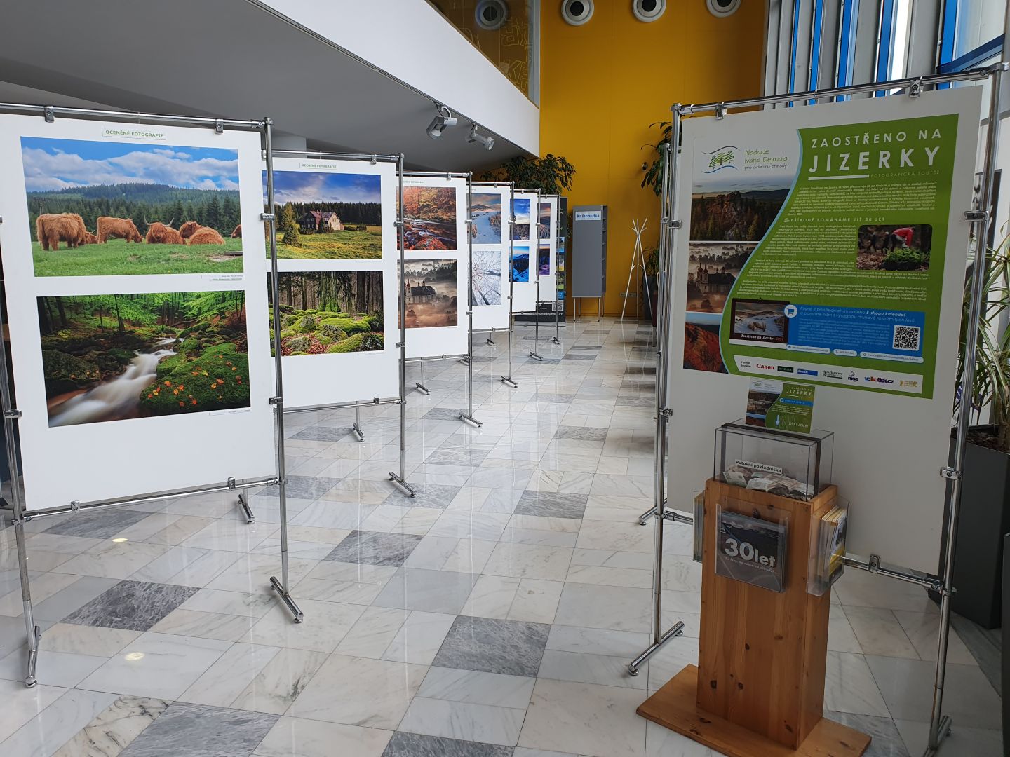 Výstavu Zaostřeno na Jizerky si můžete prohlédnout ve vstupní hale Krajského úřadu Libereckého kraje