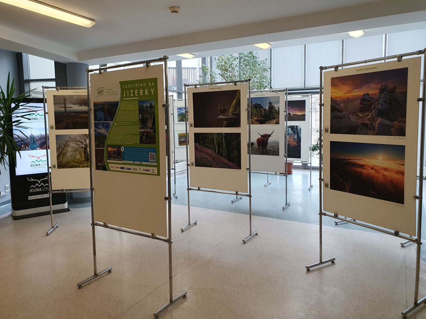 V&yacute;stava Zaostřeno na Jizerky je k viděn&iacute; v &uacute;noru ve vestibulu knihovny v Jelenia G&oacute;ra (Polsko)